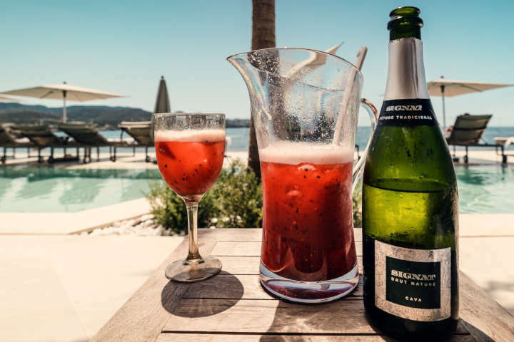 Try popular drinks of Spain in a tourist resort