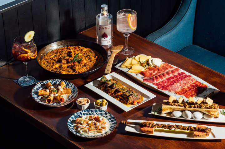 apas liquor paella food in Spain Barcelona for travellers and backpackers