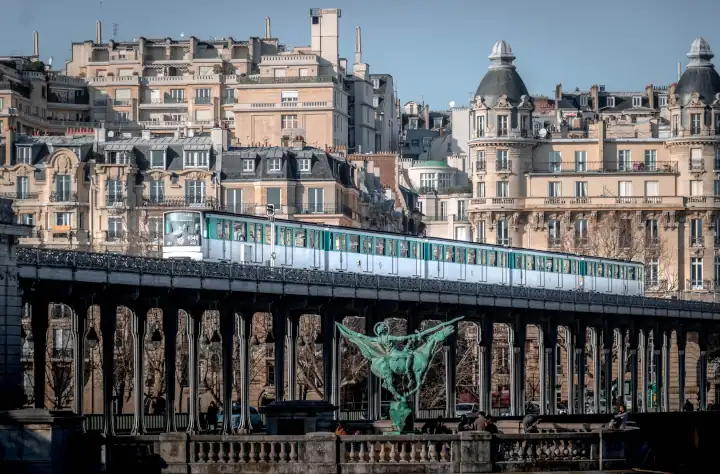 Metro Crossing Seine Bridge Bir Hakeim Paris